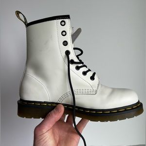 DR. MARTENS 1460 WOMEN'S PATENT LEATHER LACE UP BOOTS